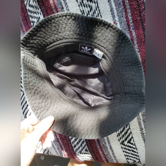 Adidas Black bucket hat with embroidered logo - Picture 7 of 8